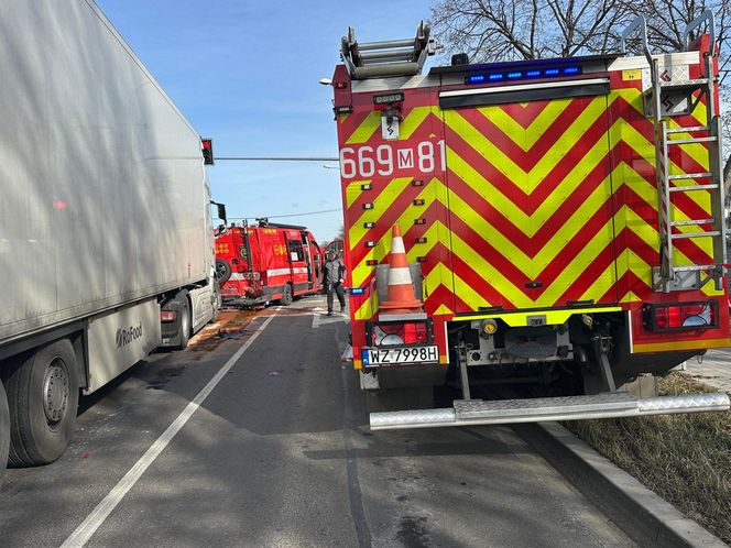 Ciężarówka zmiażdżyła cztery pojazdy. Sześć osób rannych, w tym dzieci. Lądował śmigłowiec LPR