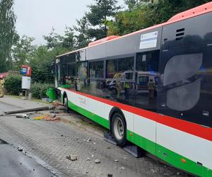 Autobus wjechał w ludzi stojących na przystanku