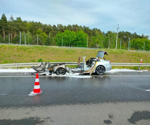 Pożar auta na S5 koło Leszna. Prawie nic z niego nie zostało