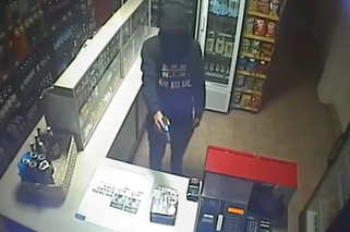 Podlaskie: Napad na sklep w Mońkach. Groził kobiecie pistoletem. Szuka go policja [WIDEO]