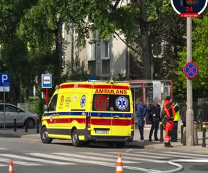 Autem elektrycznym huknął w słup, pojazdstanął w ogniu