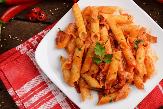Penne z pomidorami - przepis na smaczne danie z makaronu