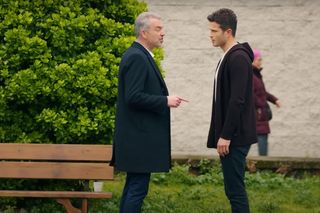 Ege będzie opiekował się Zeynep, a Bulent zacznie podejrzewać, że coś ich łączy.