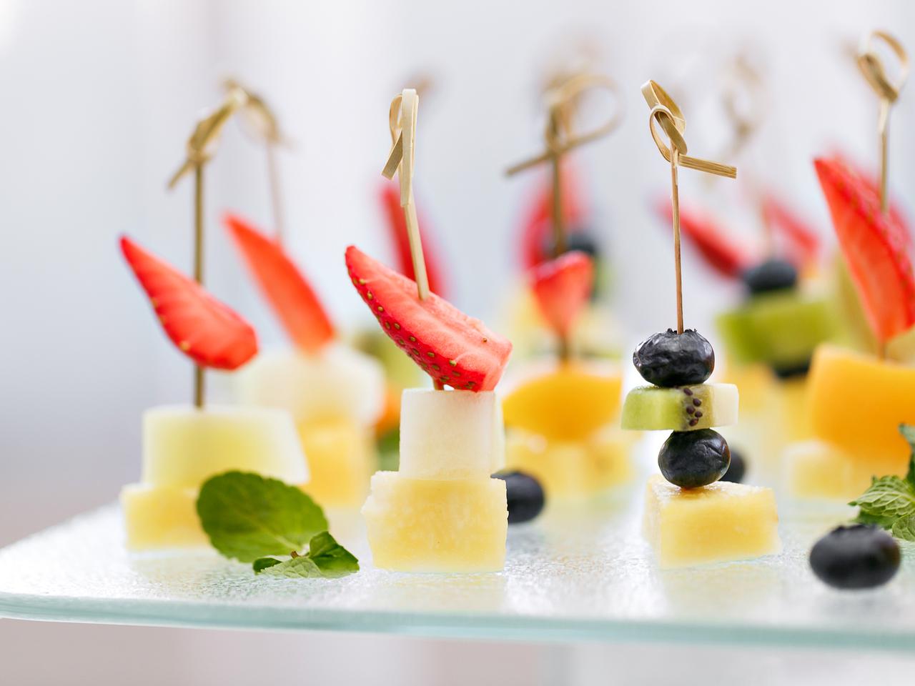 Lekka przekaska z truskawek i mozzarelli: przepis na truskawki na wytrawnie [QUIZ]