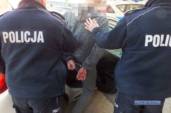 Na oczach policjantów pił alkohol kierując samochodem