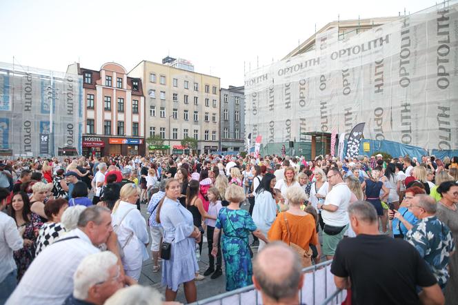 Potańcówka przed teatrem w Katowicach