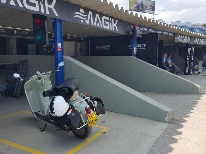 Osy kręciły kółka na stadionie żużlowym w Lesznie. Ogólnopolski zlot skuterów Osa Osieczna-Leszno 