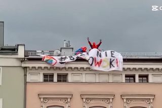 Dwóch Spider-Manów w Gliwicach z banerem przeciw Trzaskowskiemu