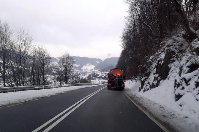 Uwaga.  Na drogach będzie ślisko i mokro.  Jest ostrzeżenie meteo 