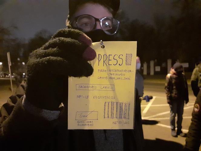 Strajk kobiet w Toruniu. Protest pod komendą policji. "Tchórze, tchórze!" 