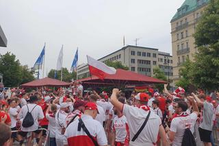 Kibice bawią się przed meczem Polska - Austria
