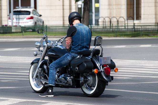 Motocykliści często poruszają się bez odpowiedniego stroju