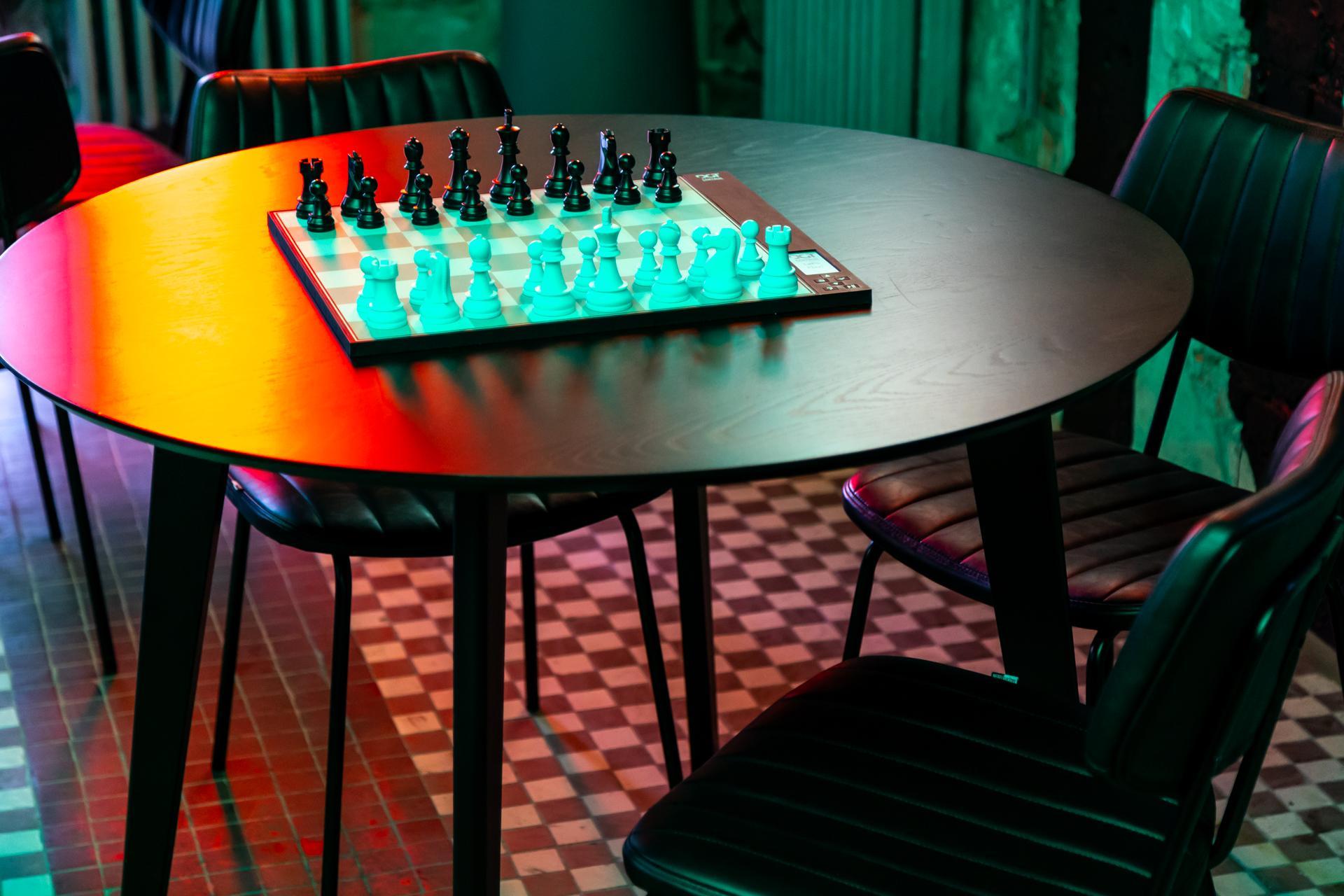 Pub H.4.0.S. Warszawa – szachownica