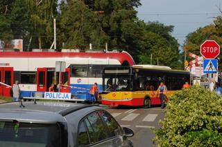 Pod Warszawą autobus miejski zderzył się z pociągiem WKD. Ranni pasażerowie przewiezieni do szpitala