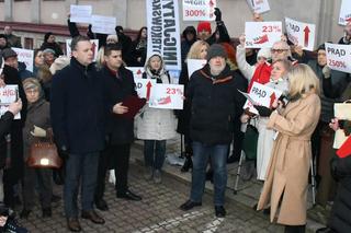 Ogromny protest pod urzędem miasta w Piotrkowie! Ludzie nie wytrzymali podwyżek [ZDJĘCIA]
