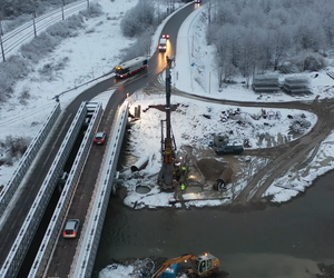Zima nie zatrzymała prac.  Trwa budowa nowego mostu na rzece Kamienicy