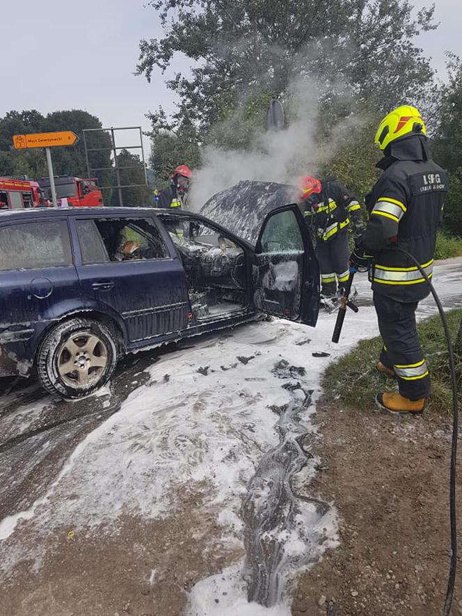 Kraków. Na ulicy Mirowskiej zapalił się samochód osobowy. Kierowca zdążył się ewakuować [ZDJĘCIA]