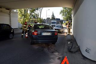 Tarnów. Pijany kierowca zablokował wiadukt na Tuchowskiej. Wydmuchał ponad sześć promili! [ZDJĘCIA]