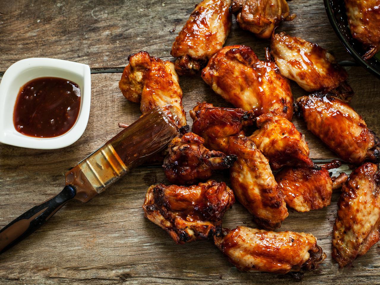 Wędzone skrzydełka z piekarnika: przepis na przekąskę imprezową palce lizać! 