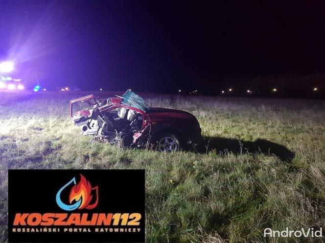 Makabryczny wypadek pod Koszalinem. Samochód rozpadł się na dwie części