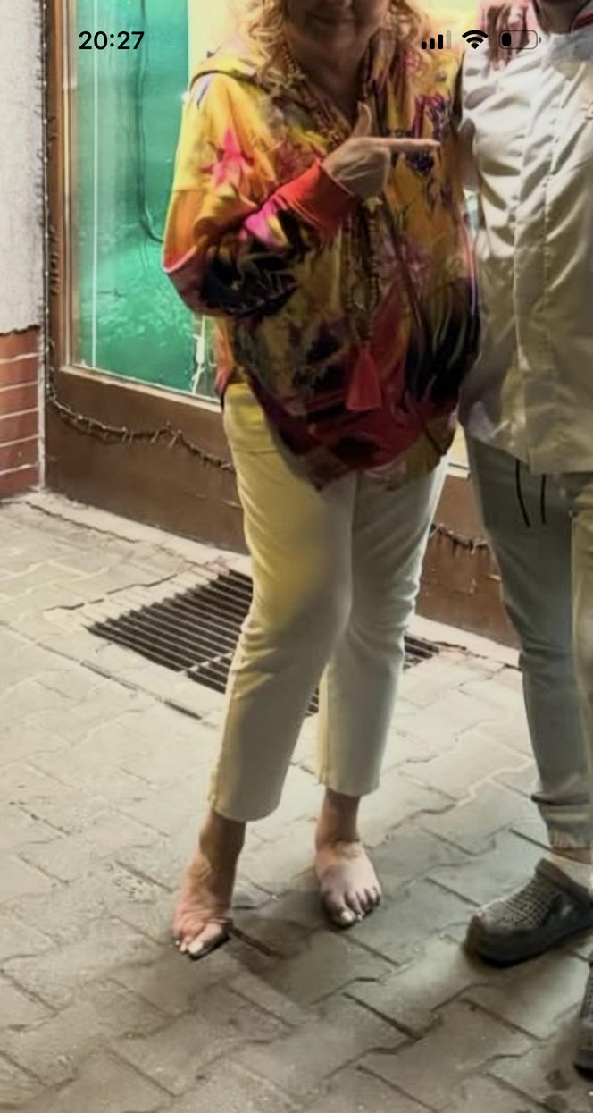 Magda Gessler w luksusowych sandałach ukrywa haluksy