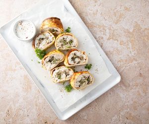 W serowe ciasto zawijam kurczaka i pieczarki. Ta znakomita rolada to pomysł na obiad dla całej rodziny 