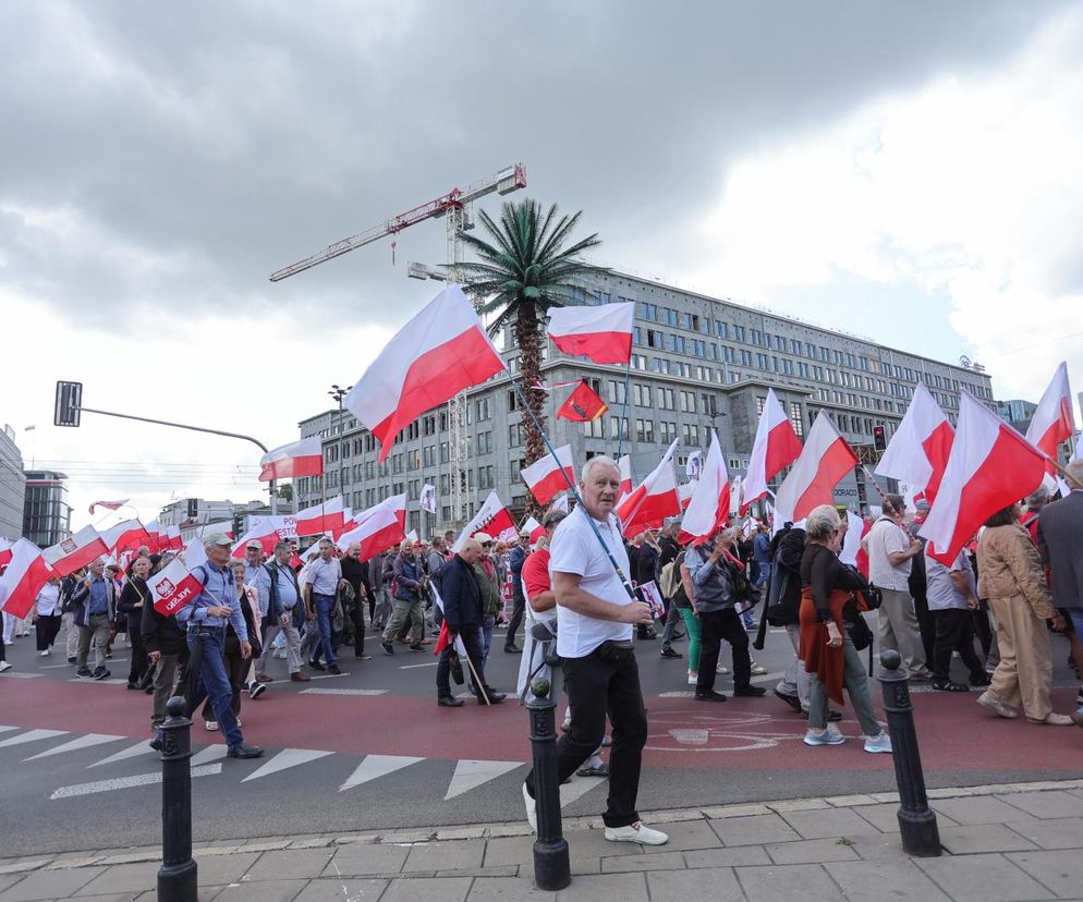 Marsz poparcia dla Karola Nawrockiego w Warszawie. Wyborcy podążają za nowym prezydentem