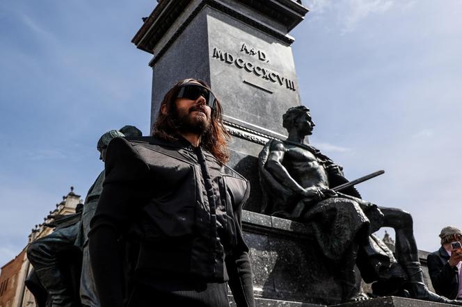 Jared Leto zagrał spontaniczny koncert pod pomnikiem Mickiewicza w Krakowie