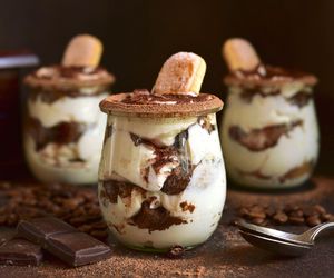 Modne, stylowe i pyszne - te desery najlepiej podawać w słoiczkach