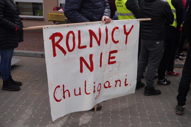 Protest rolników w Białymstoku. Siano i obornik przed biurem marszałka Hołowni