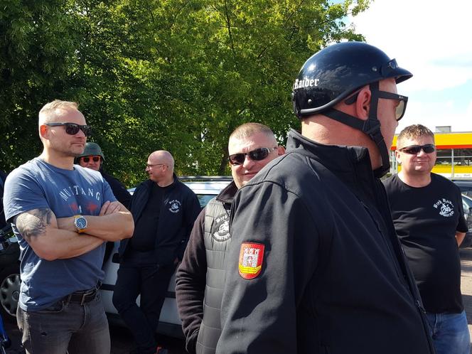 Fani starych polskich motorowerów z Bzyk Raider ze Swarzędza zrobili sobie postój w Lesznie