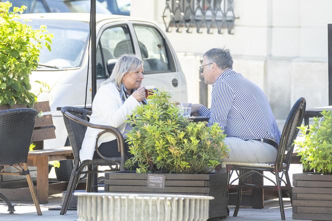 Przyjechała na randkę i ciasto