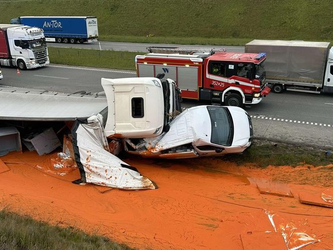Samochód ciężarowy uderzył w busa na A1