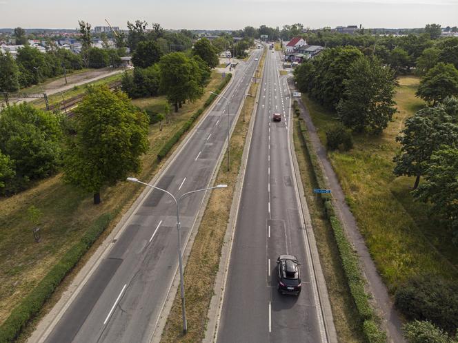 Koszmar na we Wrocławiu. Samochód uderzył w latarnię i rozpadł się na dwie części