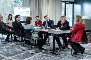 Pierwsza miłość odc. 3954. Jakub Wenerski (Przemysław Sadowski), Grażyna (Grażyna Wolszczak), Marysia (Aneta Zając), Kacper (Damian Kulec)