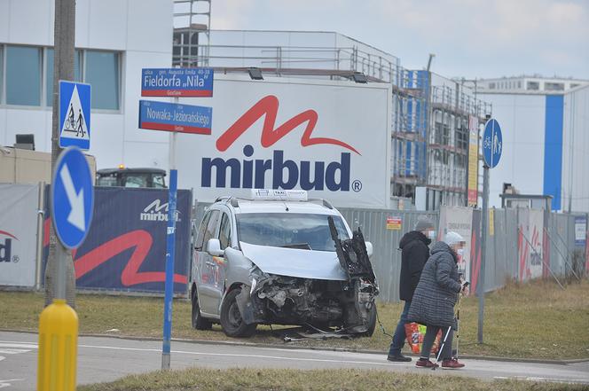 Wypadek na Gocławiu. Mężczyzna uwięziony w aucie! 