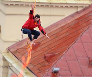   Urban Highline Festival 2023 w Lublinie. Slacklinerzy robią cuda na linach!