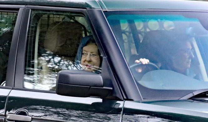Królowa Elżbieta II prowadzi auto