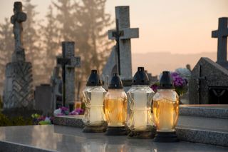 Kiedy ujrzysz to na cmentarzu 1 listopada, strzeż się. To zwiastun złych wieści z rodziny. Przesady na Wszystkich Świętych