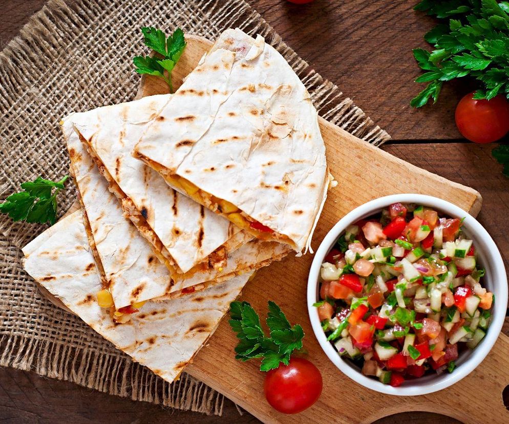 tortille z kurczakiem i pieczarkami