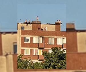Młodzież na dachu budynku przy Suwalskiej 4