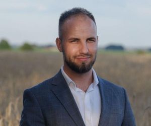 Arkadiusz z Rolnik szuka żony 12 lubi romantyczne randki. Szuka partnerki z poczuciem humoru i dystansem do życia