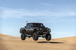 1000-konny Jeep od Hennessey szaleje na pustyni i głośno miauczy - WIDEO