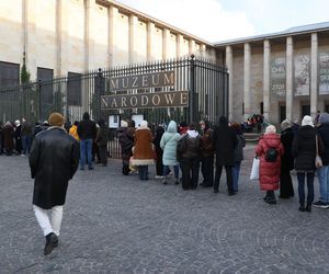 Warszawiacy szturmowali muzeum. Gigantyczne kolejki w ostatnim dniu wystawy obrazów Chełmońskiego