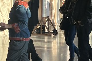 Tak wspiera ukochaną! Quebonafide na premierze. Nie chciał, żeby go zauważyli!