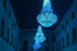 Na podwórzu przy ul. Piotrkowskiej 118 zawisły kryształowe kandelabry