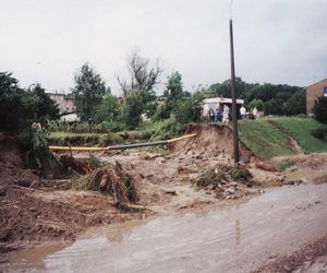 Powódź w Gdańsku w 2001 roku. Koszmarny widok. Zalane były ulice i domy 