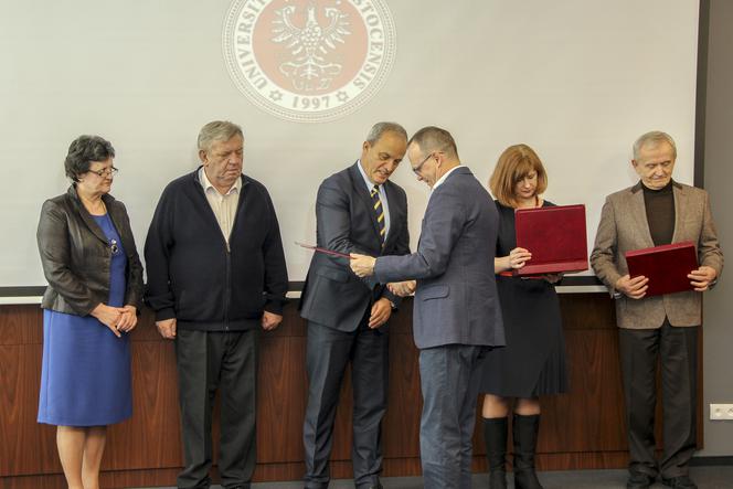 Uniwersytet w Białymstoku. Zasłużeni pracownicy zostali uhonorowani