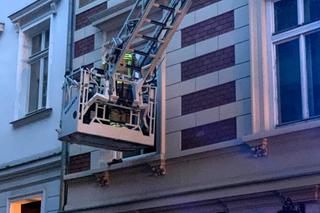 Kraków: z okna leciały talerze oraz znicze. Służby musiały wejść do mieszkania przy użyciu wozu strażackiego z drabiną