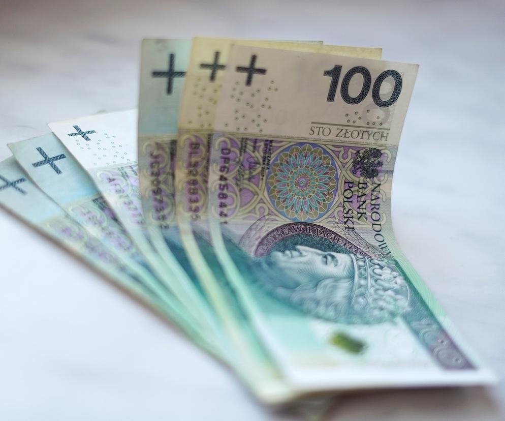 Fruwające banknoty na ulicy w Krakowie. Dobre wieści! Uczciwi znalazcy oddali pieniądze